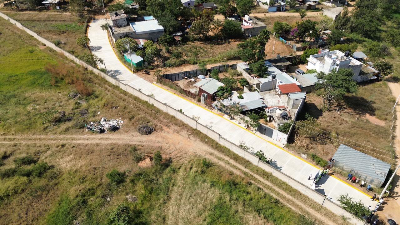  Gobierno Municipal de Santa Cruz Xoxocotlán  caminan por obras que durante años parecían inalcanzables
