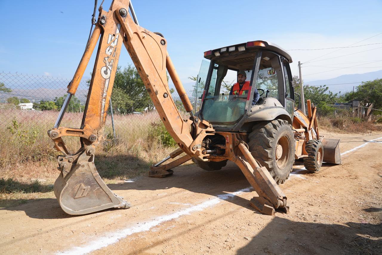 Los trabajos incluyen pozos, pavimentaciones y rehabilitación de drenaje para más de 900 habitantes.
El municipio de Santa Cruz Xoxocotlán inició una nueva etapa de obras básicas en nueve colonias, con énfasis en agua potable, pavimentación y saneamiento. De acuerdo con la autoridad municipal, más de 900 habitantes serán beneficiados.