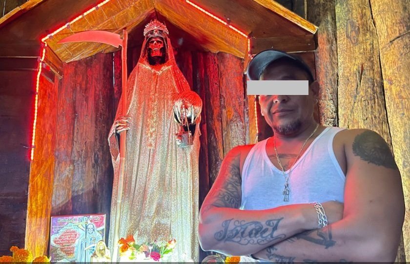 𝙐𝙣 𝙚𝙭𝙘𝙤𝙣𝙫𝙞𝙘𝙩𝙤 𝙘𝙤𝙣 𝙥𝙖𝙨𝙖𝙙𝙤 𝙚𝙣 𝙣𝙖𝙧𝙘𝙤𝙢𝙚𝙣𝙪𝙙𝙚𝙤 𝙛𝙪𝙚 𝙖𝙩𝙖𝙘𝙖𝙙𝙤 𝙖 𝙗𝙖𝙡𝙖𝙯𝙤𝙨 𝙚𝙣 𝙡𝙖 𝙘𝙤𝙡𝙤𝙣𝙞𝙖 𝙉𝙚𝙯𝙖𝙝𝙪𝙖𝙡𝙘ó𝙮𝙤𝙩𝙡. 
Vecinos  de San Martín Mexicapam escucharon cinco detonaciones que marcaron el final de Ramiro Erick M. B., de 45 años, conocido como “El Nene”. Paramédicos confirmaron su muerte en el sitio.