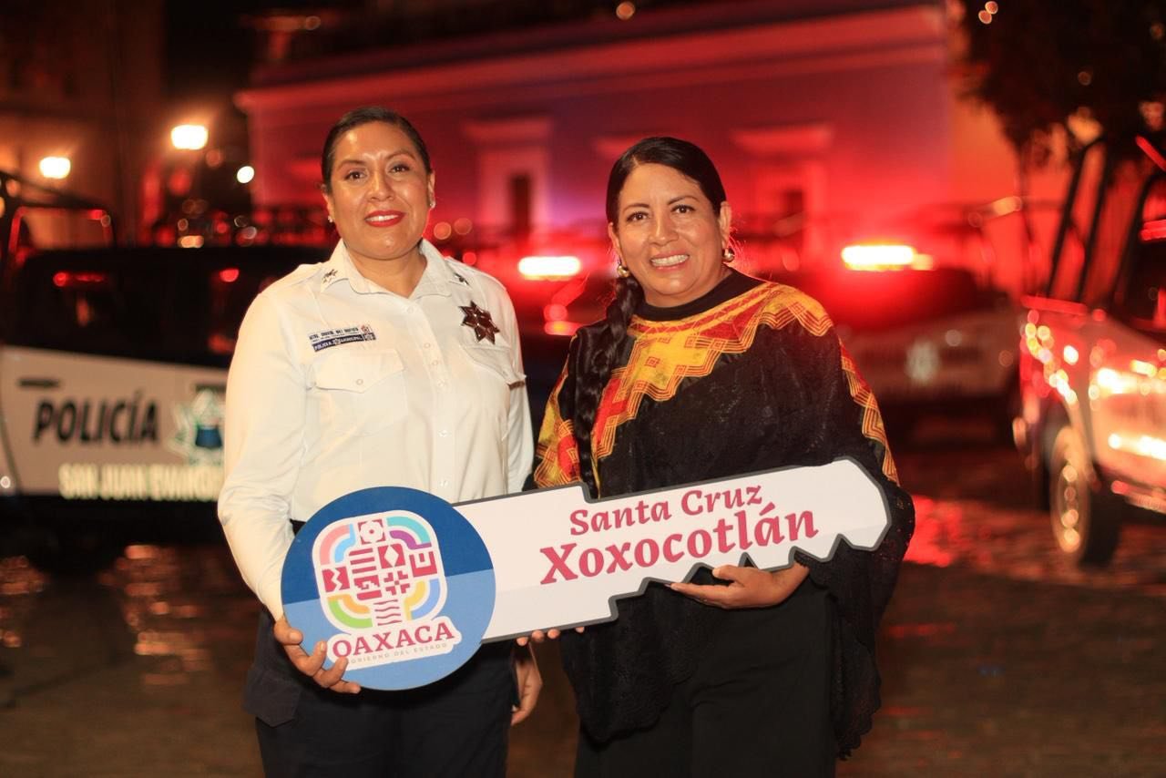 Santa Cruz Xoxocotlán, Oax., 6 de dic.— Con la entrega de 10 nuevas patrullas, el Ayuntamiento de Santa Cruz Xoxocotlán, que encabeza Nancy Benítez, fortalece la seguridad, vigilancia y capacidad de respuesta de las corporaciones policiales en el municipio.