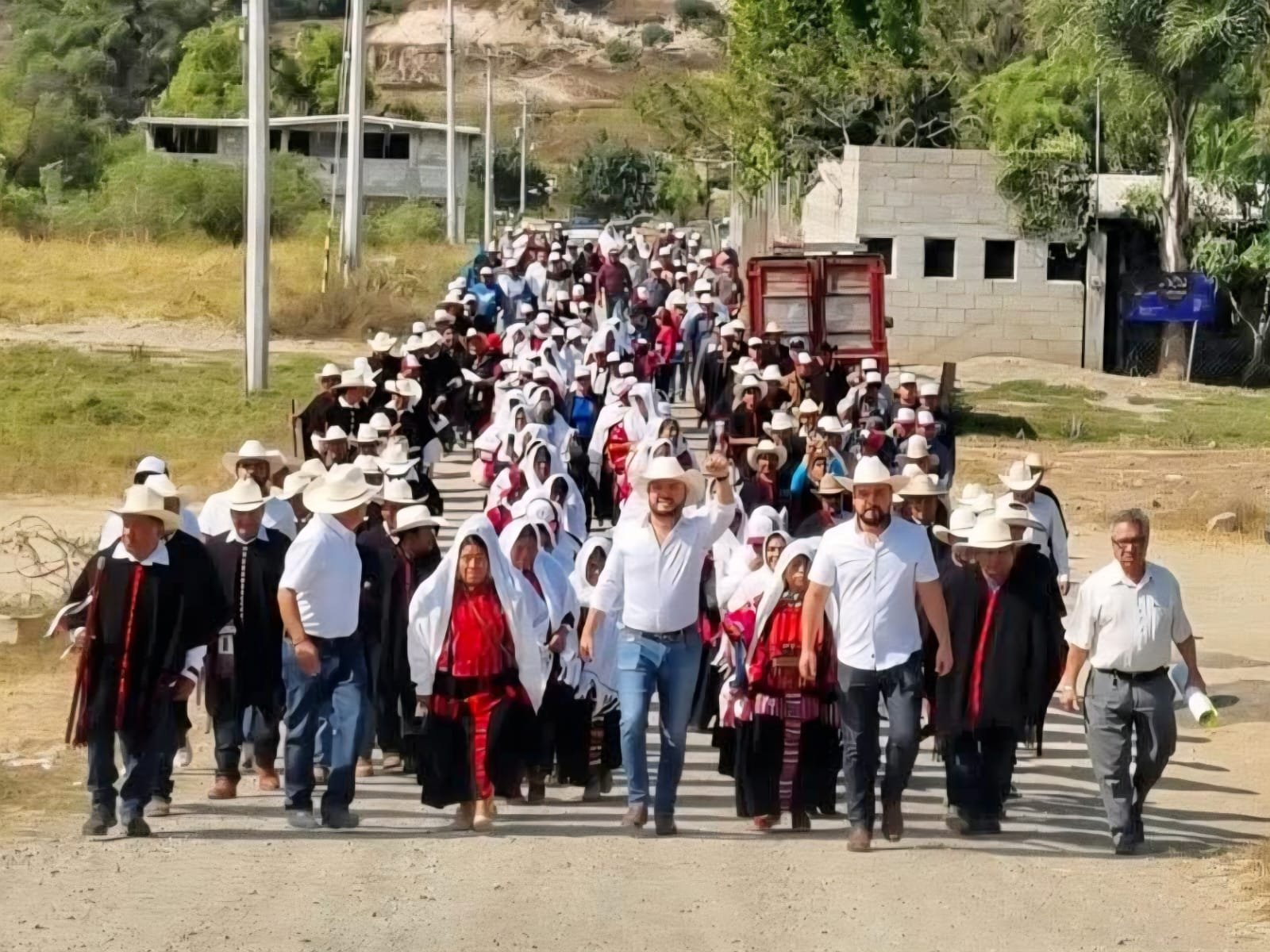 𝘾𝙤𝙣 𝙢á𝙨 𝙙𝙚 𝙪𝙣𝙖 𝙙é𝙘𝙖𝙙𝙖 𝙙𝙚 𝙩𝙧𝙖𝙗𝙖𝙟𝙤 𝙥ú𝙗𝙡𝙞𝙘𝙤, 𝙚𝙡 𝙙𝙞𝙥𝙪𝙩𝙖𝙙𝙤 𝙚𝙣𝙘𝙖𝙗𝙚𝙯ó 𝙚𝙣 𝙅𝙪𝙭𝙩𝙡𝙖𝙝𝙪𝙖𝙘𝙖 𝙪𝙣𝙖 𝙧𝙚𝙘𝙚𝙥𝙘𝙞ó𝙣 𝙖𝙢𝙥𝙡𝙞𝙖 𝙮 𝙤𝙧𝙜𝙖𝙣𝙞𝙯𝙖𝙙𝙖 𝙖𝙡 𝙜𝙤𝙗𝙚𝙧𝙣𝙖𝙙𝙤𝙧 𝙎𝙖𝙡𝙤𝙢ó𝙣 𝙅𝙖𝙧𝙖, 𝙧𝙚𝙨𝙥𝙖𝙡𝙙𝙖𝙙𝙤 𝙥𝙤𝙧 𝙘𝙤𝙢𝙪𝙣𝙞𝙙𝙖𝙙𝙚𝙨 𝙘𝙤𝙣 𝙡𝙖𝙨 𝙦𝙪𝙚 𝙢𝙖𝙣𝙩𝙞𝙚𝙣𝙚 𝙘𝙤𝙤𝙧𝙙𝙞𝙣𝙖𝙘𝙞ó𝙣 𝙙𝙚𝙨𝙙𝙚 𝙝𝙖𝙘𝙚 𝙖ñ𝙤𝙨.