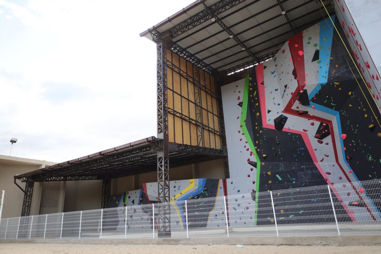 Niñas, niños y jóvenes ya estrenan el segundo rocódromo público del país, una obra gratuita y equipada para practicar escalada con seguridad.