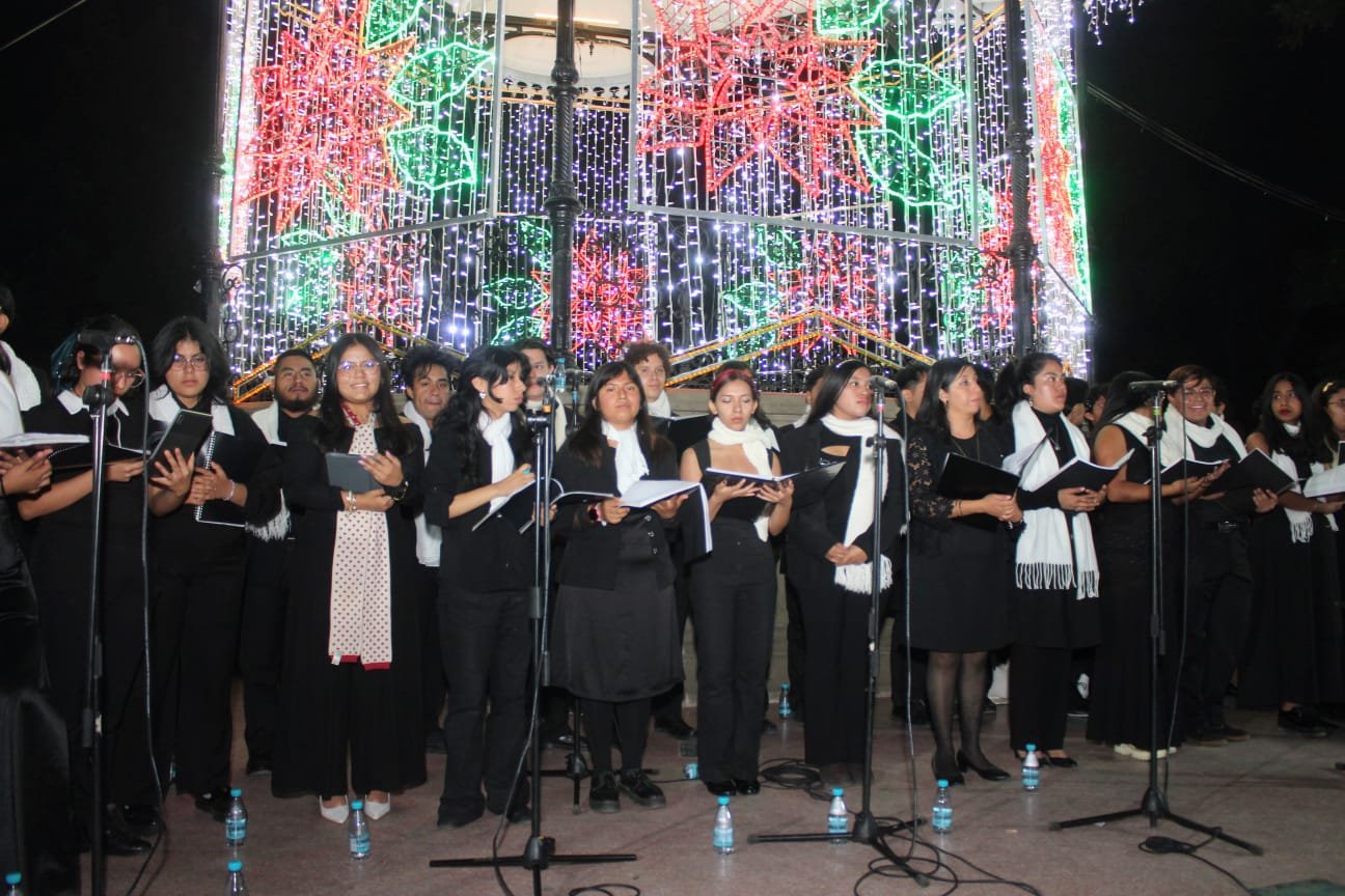 𝙁𝙖𝙢𝙞𝙡𝙞𝙖𝙨 𝙡𝙤𝙘𝙖𝙡𝙚𝙨 𝙮 𝙫𝙞𝙨𝙞𝙩𝙖𝙣𝙩𝙚𝙨 𝙘𝙤𝙢𝙥𝙖𝙧𝙩𝙞𝙚𝙧𝙤𝙣 𝙪𝙣𝙖 𝙫𝙚𝙡𝙖𝙙𝙖 𝙣𝙖𝙫𝙞𝙙𝙚ñ𝙖 𝙢𝙖𝙧𝙘𝙖𝙙𝙖 𝙥𝙤𝙧 𝙘𝙤𝙧𝙤, 𝙡𝙪𝙘𝙚𝙨 𝙮 𝙪𝙣 𝙢𝙚𝙣𝙨𝙖𝙟𝙚 𝙙𝙚 𝙘𝙤𝙣𝙫𝙞𝙫𝙚𝙣𝙘𝙞𝙖.