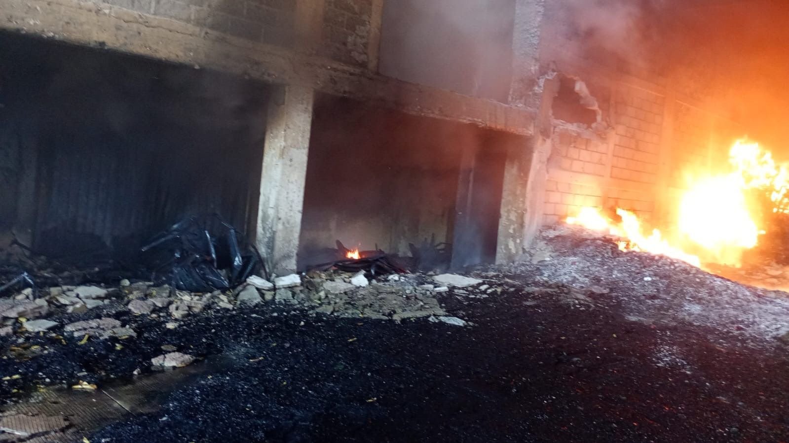 Protección Civil pide a la población no acercarse a la zona mientras continúan las labores para sofocar el fuego.