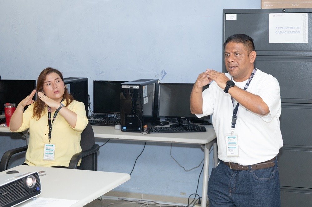 𝙈á𝙨 𝙙𝙚 300 𝙛𝙪𝙣𝙘𝙞𝙤𝙣𝙖𝙧𝙞𝙖𝙨 𝙮 𝙛𝙪𝙣𝙘𝙞𝙤𝙣𝙖𝙧𝙞𝙤𝙨 𝙝𝙖𝙣 𝙩𝙤𝙢𝙖𝙙𝙤 𝙩𝙖𝙡𝙡𝙚𝙧𝙚𝙨 𝙥𝙖𝙧𝙖 𝙢𝙚𝙟𝙤𝙧𝙖𝙧 𝙡𝙖 𝙖𝙩𝙚𝙣𝙘𝙞ó𝙣 𝙖 𝙥𝙚𝙧𝙨𝙤𝙣𝙖𝙨 𝙘𝙤𝙣 𝙙𝙞𝙨𝙘𝙖𝙥𝙖𝙘𝙞𝙙𝙖𝙙 𝙖𝙪𝙙𝙞𝙩𝙞𝙫𝙖.