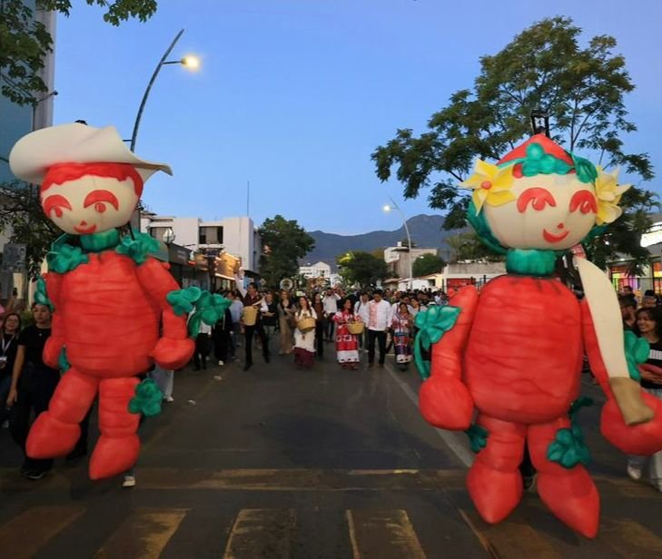 Música, mojigangas y carros alegóricos tomaron el centro histórico ante la mirada de miles de familias que salieron a celebrar una tradición que se hereda caminando.