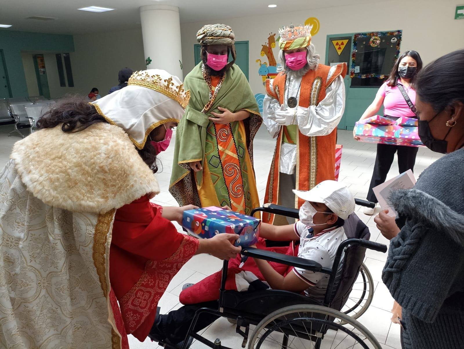 𝙀𝙣𝙩𝙧𝙚 𝙥𝙖𝙨𝙞𝙡𝙡𝙤𝙨 𝙮 𝙨𝙤𝙣𝙧𝙞𝙨𝙖𝙨, 𝙡𝙤𝙨 𝙍𝙚𝙮𝙚𝙨 𝙈𝙖𝙜𝙤𝙨 𝙫𝙞𝙨𝙞𝙩𝙖𝙧𝙤𝙣 𝙖 𝙣𝙞ñ𝙖𝙨 𝙮 𝙣𝙞ñ𝙤𝙨 𝙦𝙪𝙚 𝙚𝙣𝙛𝙧𝙚𝙣𝙩𝙖𝙣 𝙙í𝙖𝙨 𝙙𝙚 𝙝𝙤𝙨𝙥𝙞𝙩𝙖𝙡, 𝙡𝙡𝙚𝙫𝙖𝙣𝙙𝙤 𝙪𝙣 𝙧𝙚𝙨𝙥𝙞𝙧𝙤 𝙙𝙚 𝙖𝙡𝙚𝙜𝙧í𝙖