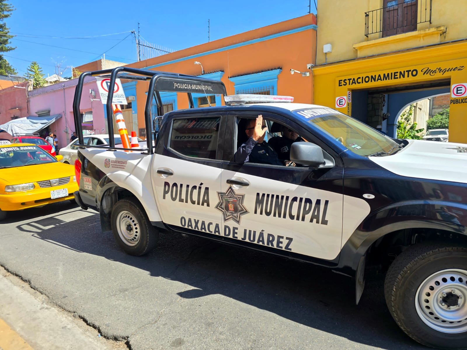 𝘽𝙤𝙩𝙚𝙨, 𝙥𝙞𝙚𝙙𝙧𝙖𝙨 𝙮 𝙡𝙚𝙩𝙧𝙚𝙧𝙤𝙨 𝙧𝙚𝙜𝙧𝙚𝙨𝙖𝙣 𝙖 𝙡𝙖 𝙗𝙖𝙣𝙦𝙪𝙚𝙩𝙖; 𝙡𝙖 𝙘𝙖𝙡𝙡𝙚 𝙚𝙨 𝙥𝙖𝙧𝙖 𝙘𝙞𝙧𝙘𝙪𝙡𝙖𝙧, 𝙣𝙤 𝙥𝙖𝙧𝙖 𝙖𝙥𝙖𝙧𝙩𝙖𝙧 𝙡𝙪𝙜𝙖𝙧𝙚𝙨