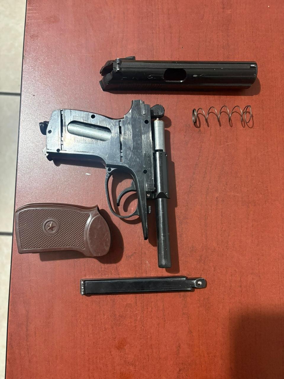  𝘿𝙤𝙨 𝙥𝙚𝙧𝙨𝙤𝙣𝙖𝙨 𝙛𝙪𝙚𝙧𝙤𝙣 𝙙𝙚𝙩𝙚𝙣𝙞𝙙𝙖𝙨 𝙙𝙪𝙧𝙖𝙣𝙩𝙚 𝙤𝙥𝙚𝙧𝙖𝙩𝙞𝙫𝙤𝙨 𝙣𝙤𝙘𝙩𝙪𝙧𝙣𝙤𝙨 𝙙𝙚 𝙡𝙖 𝙋𝙤𝙡𝙞𝙘í𝙖 𝙑𝙞𝙖𝙡 𝙀𝙨𝙩𝙖𝙩𝙖𝙡