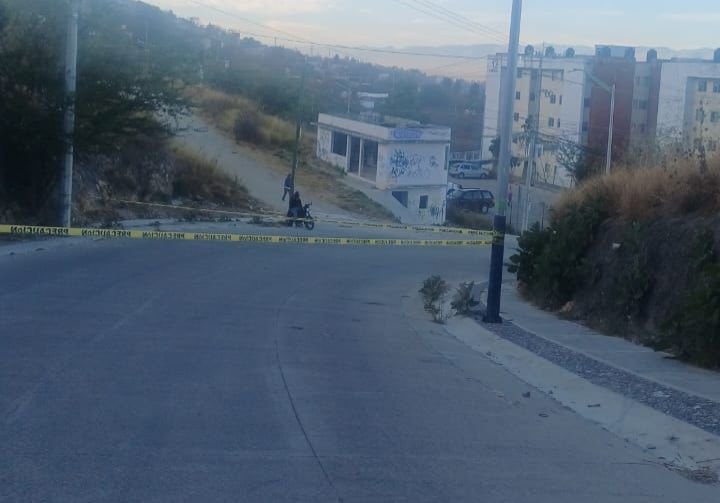 𝙀𝙡 𝙘𝙪𝙚𝙧𝙥𝙤 𝙙𝙚 𝙪𝙣 𝙝𝙤𝙢𝙗𝙧𝙚 𝙛𝙪𝙚 𝙡𝙤𝙘𝙖𝙡𝙞𝙯𝙖𝙙𝙤 𝙨𝙤𝙗𝙧𝙚 𝙡𝙖 𝙘𝙖𝙧𝙧𝙚𝙩𝙚𝙧𝙖 𝙚𝙣 𝙡𝙖 𝙖𝙜𝙚𝙣𝙘𝙞𝙖 𝙀𝙡 𝙍𝙤𝙨𝙖𝙧𝙞𝙤; 𝙡𝙖 𝙯𝙤𝙣𝙖 𝙥𝙚𝙧𝙢𝙖𝙣𝙚𝙘𝙚 𝙗𝙖𝙟𝙤 𝙧𝙚𝙨𝙜𝙪𝙖𝙧𝙙𝙤 𝙥𝙤𝙡𝙞𝙘𝙞𝙖𝙡.