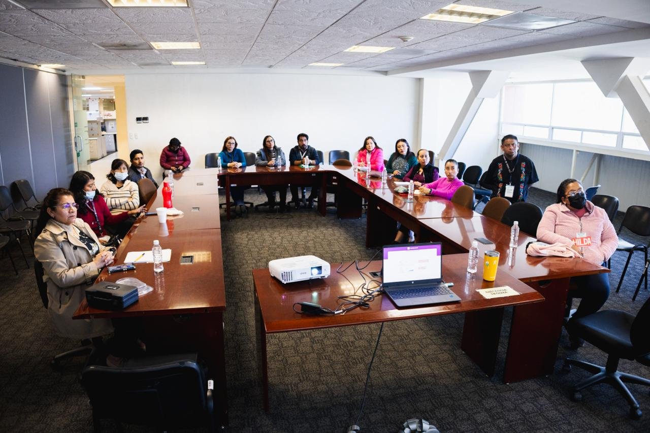 Servidores públicos reciben formación básica para mejorar la atención a personas con discapacidad auditiva.