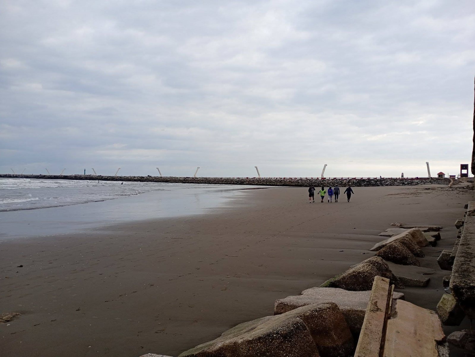 𝗘𝗹 𝗺𝗮𝗿 𝘀𝗲 𝗿𝗲𝘁𝗶𝗿𝗮 𝗲𝗻 𝗖𝗼𝗮𝘁𝘇𝗮𝗰𝗼𝗮𝗹𝗰𝗼𝘀: 𝗲𝗹 𝗻𝗼𝗿𝘁𝗲 𝗱𝗲𝗷𝗮 𝗮𝗹 𝗱𝗲𝘀𝗰𝘂𝗯𝗶𝗲𝗿𝘁𝗼 𝗹𝗮 𝗽𝗹𝗮𝘆𝗮