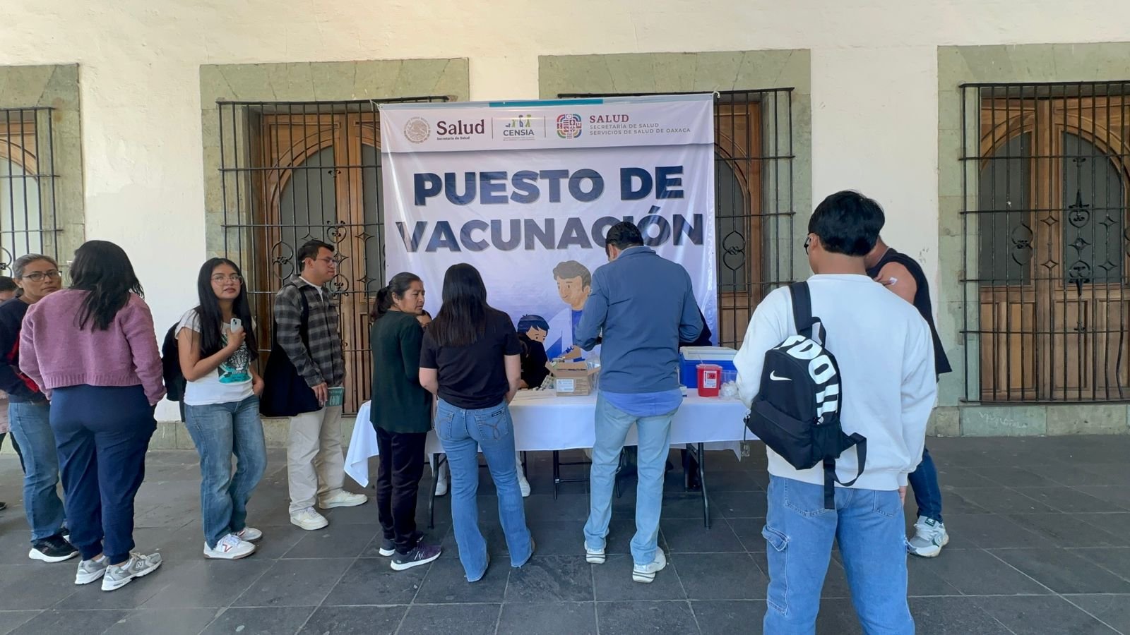 𝗙𝗶𝗹𝗮 𝗱𝗲 𝗺á𝘀 𝗱𝗲 𝘂𝗻𝗮 𝗵𝗼𝗿𝗮 𝗲𝗻 𝗲𝗹 𝗣𝗮𝗹𝗮𝗰𝗶𝗼 𝗱𝗲 𝗚𝗼𝗯𝗶𝗲𝗿𝗻𝗼 𝗽𝗼𝗿 𝘃𝗮𝗰𝘂𝗻𝗮 𝗰𝗼𝗻𝘁𝗿𝗮 𝗲𝗹 𝘀𝗮𝗿𝗮𝗺𝗽𝗶ó𝗻.