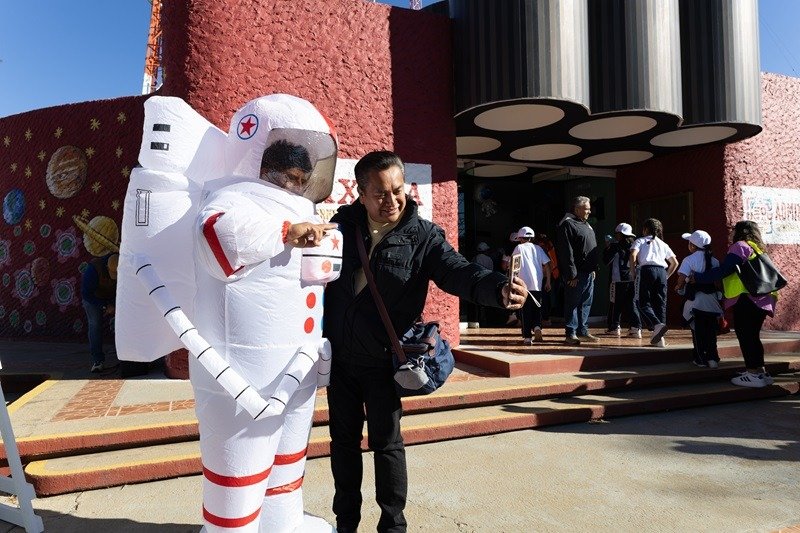 𝙀𝙨𝙩𝙪𝙙𝙞𝙖𝙣𝙩𝙚𝙨 𝙙𝙚 𝙥𝙧𝙞𝙢𝙖𝙧𝙞𝙖 𝙥𝙖𝙧𝙩𝙞𝙘𝙞𝙥𝙖𝙧𝙤𝙣 𝙚𝙣 𝙪𝙣 𝙫𝙞𝙖𝙟𝙚 𝙞𝙣𝙩𝙚𝙧𝙥𝙡𝙖𝙣𝙚𝙩𝙖𝙧𝙞𝙤 𝙦𝙪𝙚 𝙖𝙘𝙚𝙧𝙘ó 𝙡𝙖 𝙘𝙞𝙚𝙣𝙘𝙞𝙖 𝙖 𝙡𝙖𝙨 𝙖𝙪𝙡𝙖𝙨.