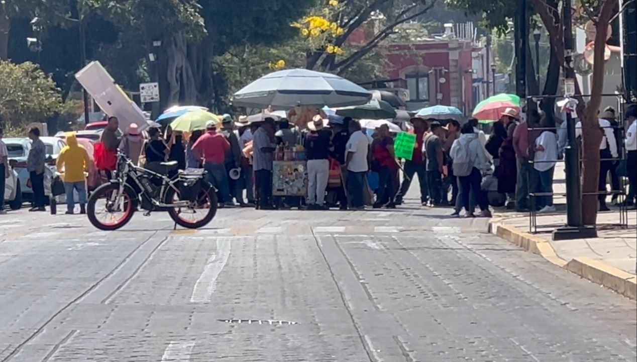 𝗖𝗼𝗺𝗲𝗿𝗰𝗶𝗮𝗻𝘁𝗲𝘀 𝗰𝗶𝗲𝗿𝗿𝗮𝗻 𝗔𝘃𝗲𝗻𝗶𝗱𝗮 𝗝𝘂𝗮́𝗿𝗲𝘇 𝘁𝗿𝗮𝘀 𝗺𝗮𝗿𝗰𝗵𝗮 𝗲𝗻 𝗹𝗮 𝗰𝗮𝗽𝗶𝘁𝗮𝗹