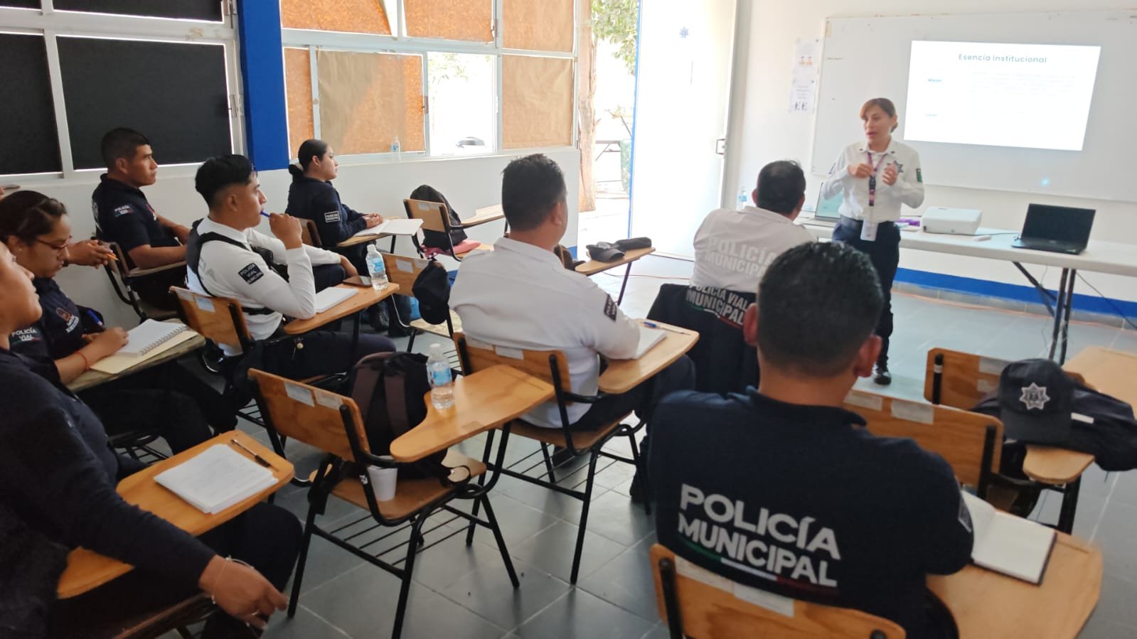 𝗠𝗮𝘀 𝗰𝗮𝗽𝗮𝗰𝗶𝘁𝗮𝗰𝗶ó𝗻, 𝗺𝗲𝗻𝗼𝘀 𝗶𝗺𝗽𝗿𝗼𝘃𝗶𝘀𝗮𝗰𝗶ó𝗻: 𝗿𝗲𝗳𝘂𝗲𝗿𝘇𝗮𝗻 𝗳𝗼𝗿𝗺𝗮𝗰𝗶ó𝗻 𝗱𝗲 𝗽𝗼𝗹𝗶𝗰í𝗮𝘀 𝗲𝗻 𝗹𝗮 𝗭𝗼𝗻𝗮 𝗠𝗲𝘁𝗿𝗼𝗽𝗼𝗹𝗶𝘁𝗮𝗻𝗮