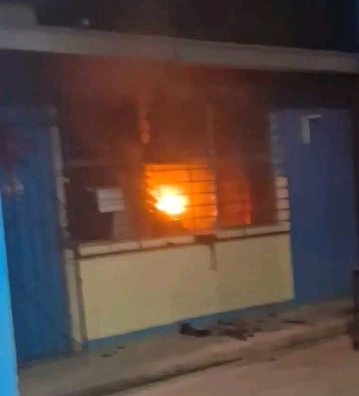 𝗙𝘂𝗲𝗴𝗼 𝗲𝗻 𝗺𝗮𝗱𝗿𝘂𝗴𝗮𝗱𝗮 𝗮𝗹𝗮𝗿𝗺𝗮 𝗮 𝗧𝗲𝗵𝘂𝗮𝗻𝘁𝗲𝗽𝗲𝗰: 𝘀𝗲 𝗶𝗻𝗰𝗲𝗻𝗱𝗶𝗮 𝘂𝗻𝗮 𝘁𝗲𝗹𝗲𝘀𝗲𝗰𝘂𝗻𝗱𝗮𝗿𝗶𝗮.