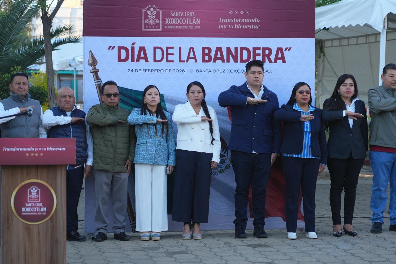 𝗫𝗼𝘅𝗼𝗰𝗼𝘁𝗹á𝗻 𝗿𝗶𝗻𝗱𝗲 𝗵𝗼𝗻𝗼𝗿𝗲𝘀 𝗮 𝗹𝗮 𝗕𝗮𝗻𝗱𝗲𝗿𝗮 𝗲𝗻 𝗮𝗰𝘁𝗼 𝗰í𝘃𝗶𝗰𝗼.