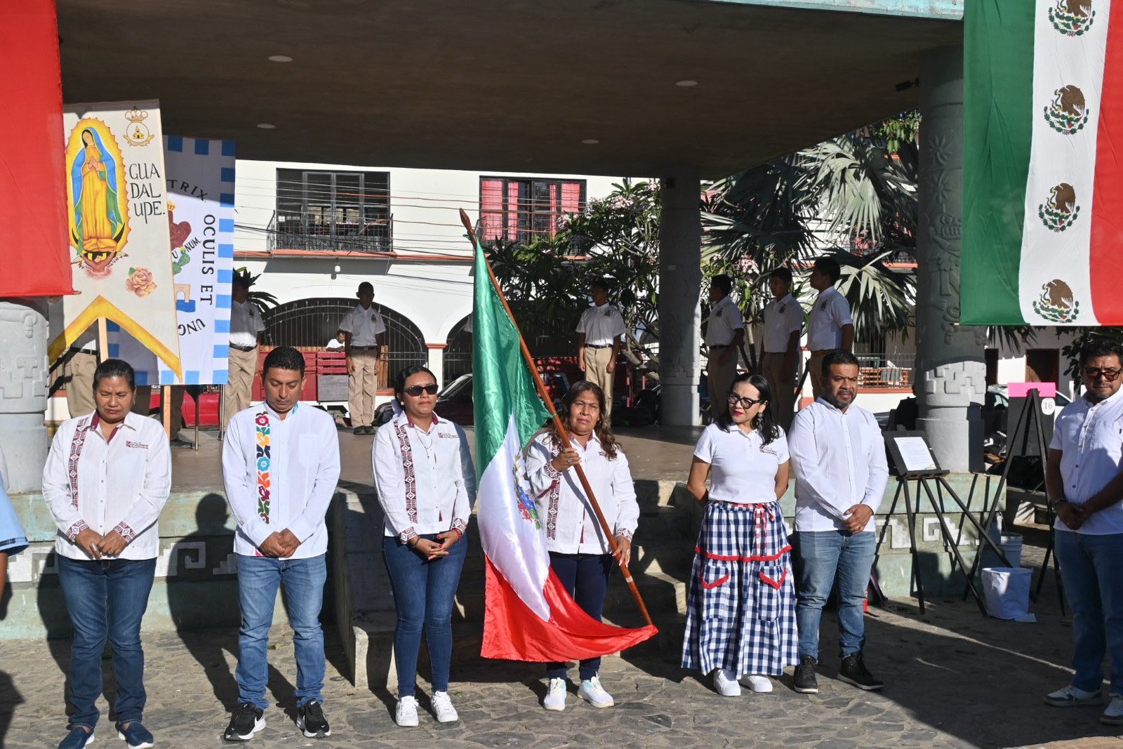 𝗟𝗮 𝗯𝗮𝗻𝗱𝗲𝗿𝗮 𝗮𝗹 𝘃𝗶𝗲𝗻𝘁𝗼 𝘆 Tututepec 𝗲𝗻 𝗳𝗶𝗹𝗮: 𝗮𝘀𝗶́ 𝘀𝗲 𝘃𝗶𝘃𝗶𝗼́ 𝗲𝗹 𝟮𝟰 𝗱𝗲 𝗳𝗲𝗯𝗿𝗲𝗿𝗼.