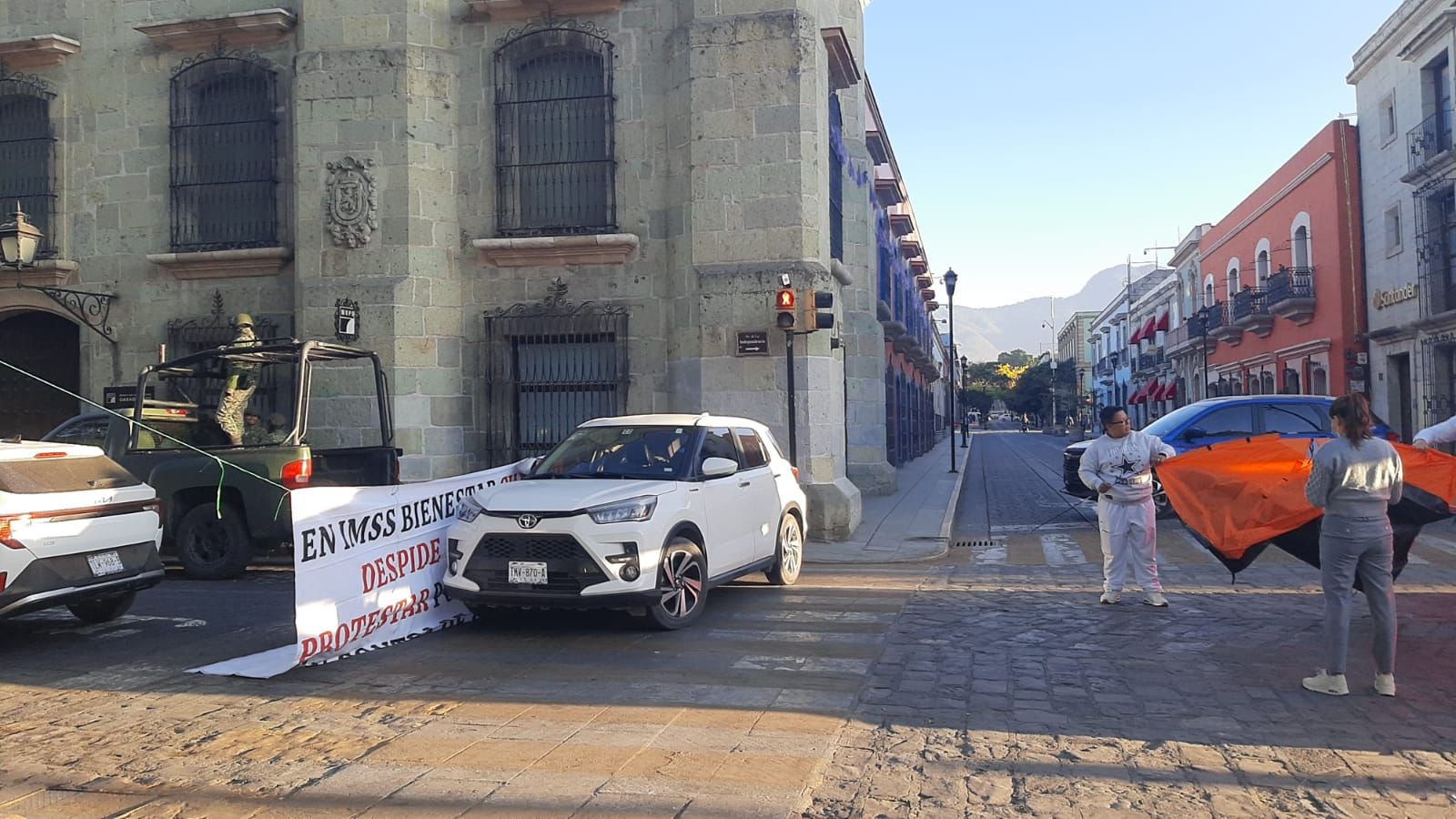 𝗖𝗶𝗲𝗿𝗿𝗮𝗻 𝗰𝗮𝗹𝗹𝗲𝘀 𝗲𝗻 𝗲𝗹 𝗰𝗲𝗻𝘁𝗿𝗼: 𝘁𝗿𝗮𝗯𝗮𝗷𝗮𝗱𝗼𝗿𝗲𝘀 𝗱𝗲 𝗦𝗮𝗹𝘂𝗱 𝗯𝗹𝗼𝗾𝘂𝗲𝗮𝗻 𝗜𝗻𝗱𝗲𝗽𝗲𝗻𝗱𝗲𝗻𝗰𝗶𝗮 𝘆 𝗝𝗣 𝗚𝗮𝗿𝗰í𝗮.