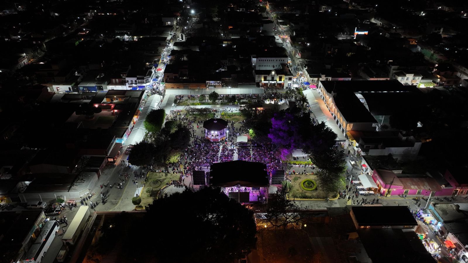 𝗫𝗼𝘅𝗼𝗰𝗼𝘁𝗹𝗮́𝗻 𝗯𝗮𝗶𝗹𝗮 𝗮𝗯𝗮𝗿𝗿𝗼𝘁𝗮𝗱𝗼 𝘆 𝗮 𝗰𝗼𝗿𝗮𝘇𝗼́𝗻 𝗮𝗯𝗶𝗲𝗿𝘁𝗼 en el 𝗠𝗮𝗿𝘁𝗲𝘀 𝗱𝗲 𝗕𝗿𝘂𝗷𝗮𝘀.