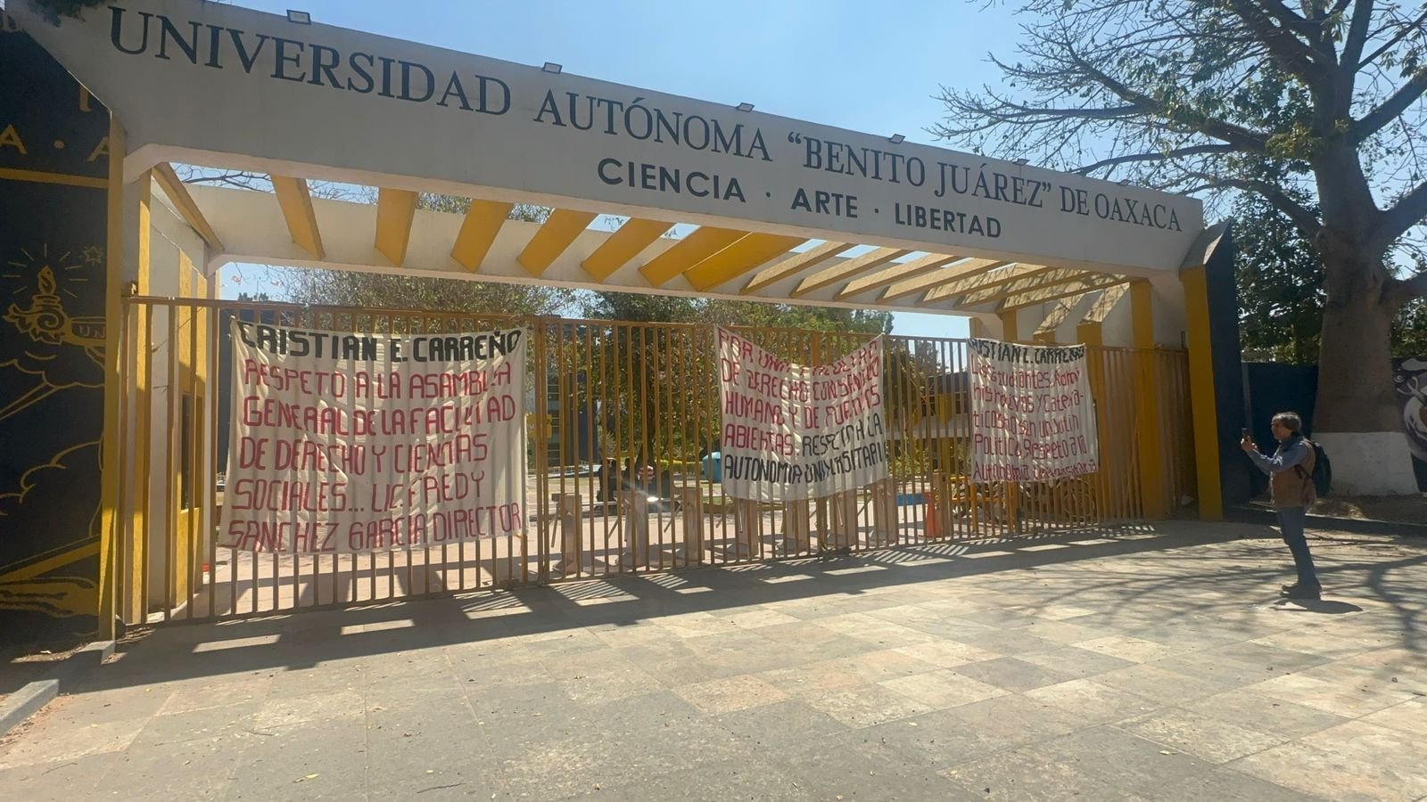 𝗖𝗶𝘂𝗱𝗮𝗱 𝗨𝗻𝗶𝘃𝗲𝗿𝘀𝗶𝘁𝗮𝗿𝗶𝗮 𝘀𝗶𝗴𝘂𝗲 𝗰𝗲𝗿𝗿𝗮𝗱𝗮; 𝗲𝘀𝘁𝘂𝗱𝗶𝗮𝗻𝘁𝗲𝘀 𝘆 𝗱𝗼𝗰𝗲𝗻𝘁𝗲𝘀 𝗮𝗰𝘂𝘀𝗮𝗻 𝗼𝗺𝗶𝘀𝗶𝗼́𝗻 𝗱𝗲𝗹 𝗿𝗲𝗰𝘁𝗼𝗿