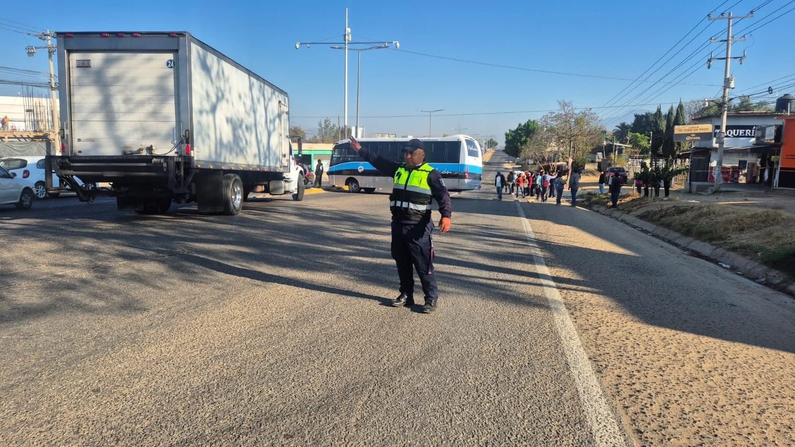 𝗢𝘁𝗿𝗮 𝘃𝗲𝘇 𝗰𝗲𝗿𝗿𝗮𝗱𝗮: 𝗽𝗮𝗱𝗿𝗲𝘀 𝗱𝗲 𝗳𝗮𝗺𝗶𝗹𝗶𝗮 𝗯𝗹𝗼𝗾𝘂𝗲𝗮𝗻 𝗹𝗮 175 𝗲𝗻 𝗭𝗮𝗮𝗰𝗵𝗶𝗹𝗮