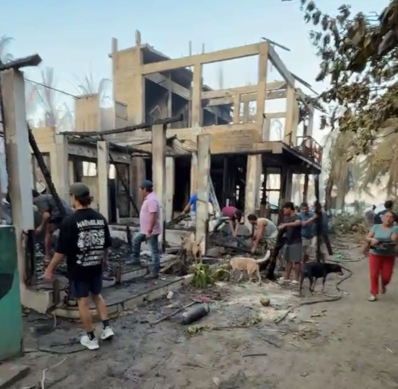 𝗜𝗻𝗰𝗲𝗻𝗱𝗶𝗼 𝗮𝗿𝗿𝗮𝘀𝗮 𝗰𝗼𝗻 𝗿𝗲𝘀𝘁𝗮𝘂𝗿𝗮𝗻𝘁𝗲𝘀 𝘆 𝗽𝗮𝗹𝗮𝗽𝗮𝘀 𝗲𝗻 𝗣𝘂𝗻𝘁𝗮 𝗭𝗶𝗰𝗮𝘁𝗲𝗹𝗮