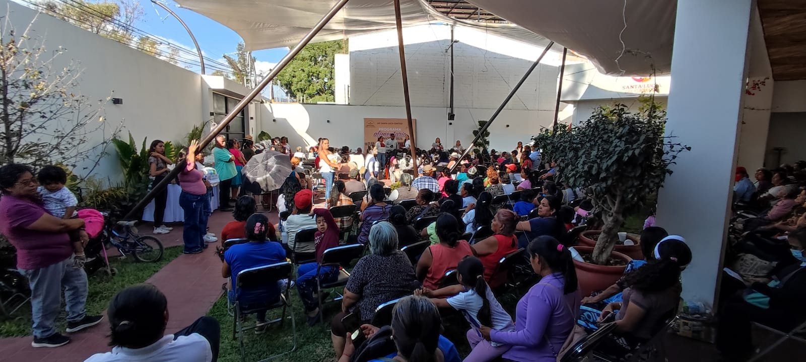 𝗠𝗮́𝘀 𝗱𝗲 𝟯𝟬𝟬 𝗳𝗮𝗺𝗶𝗹𝗶𝗮𝘀 𝗿𝗲𝗰𝗶𝗯𝗲𝗻 𝗮𝗽𝗼𝘆𝗼𝘀 𝗮𝗹𝗶𝗺𝗲𝗻𝘁𝗮𝗿𝗶𝗼𝘀 𝗲𝗻 𝗦𝗮𝗻𝘁𝗮 𝗟𝘂𝗰𝗶́𝗮 𝗱𝗲𝗹 𝗖𝗮𝗺𝗶𝗻𝗼.