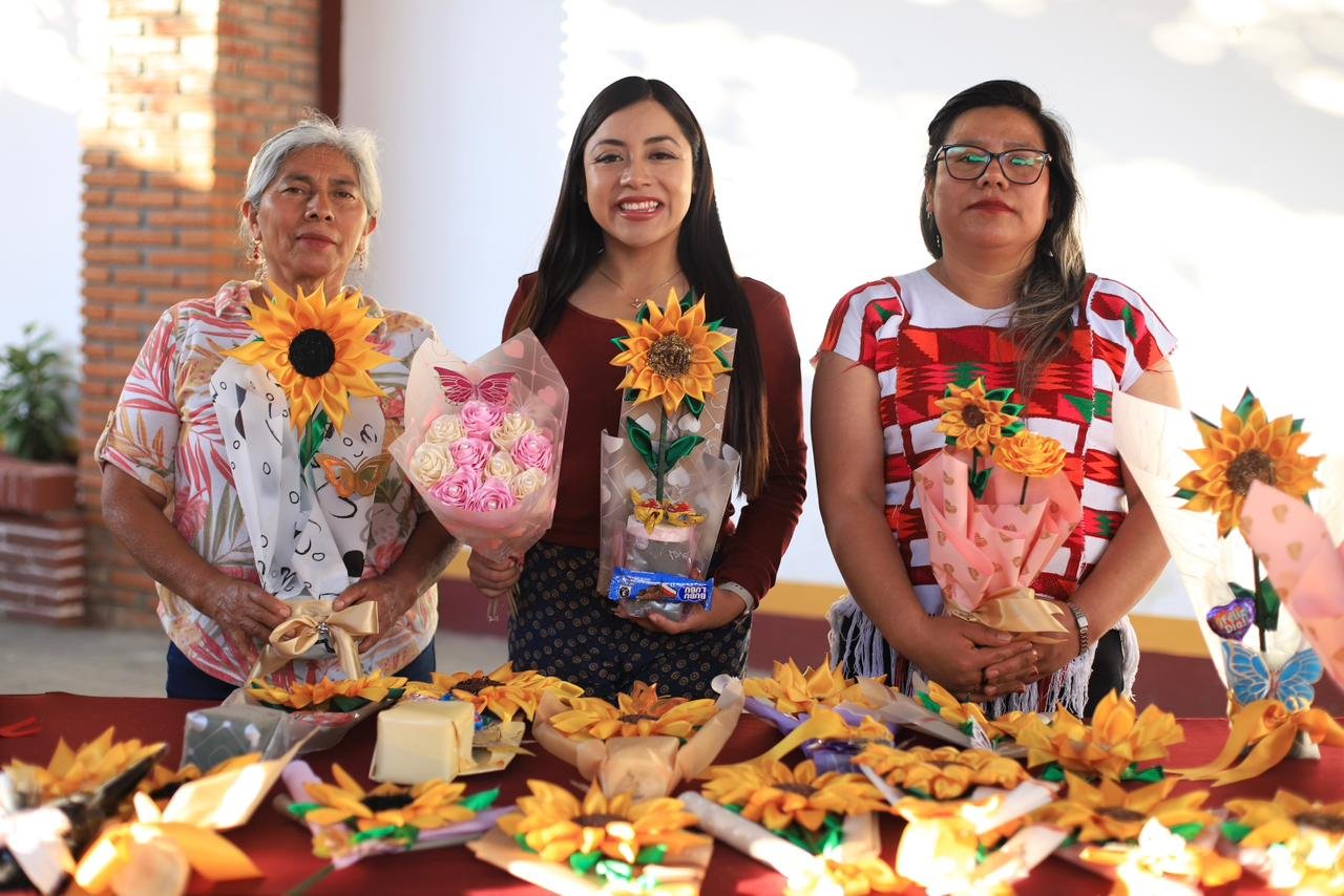 𝗙𝗹𝗼𝗿𝗲𝘀 𝗾𝘂𝗲 𝘀𝗲 𝘁𝗿𝗮𝗻𝘀𝗳𝗼𝗿𝗺𝗮𝗻 𝗲𝗻 𝗼𝗽𝗼𝗿𝘁𝘂𝗻𝗶𝗱𝗮𝗱: 𝗰𝗹𝗮𝘂𝘀𝘂𝗿𝗮𝗻 𝘁𝗮𝗹𝗹𝗲𝗿 𝗽𝗮𝗿𝗮 𝗺𝘂𝗷𝗲𝗿𝗲𝘀 𝗲𝗻 𝗫𝗼𝘅𝗼𝗰𝗼𝘁𝗹𝗮́𝗻