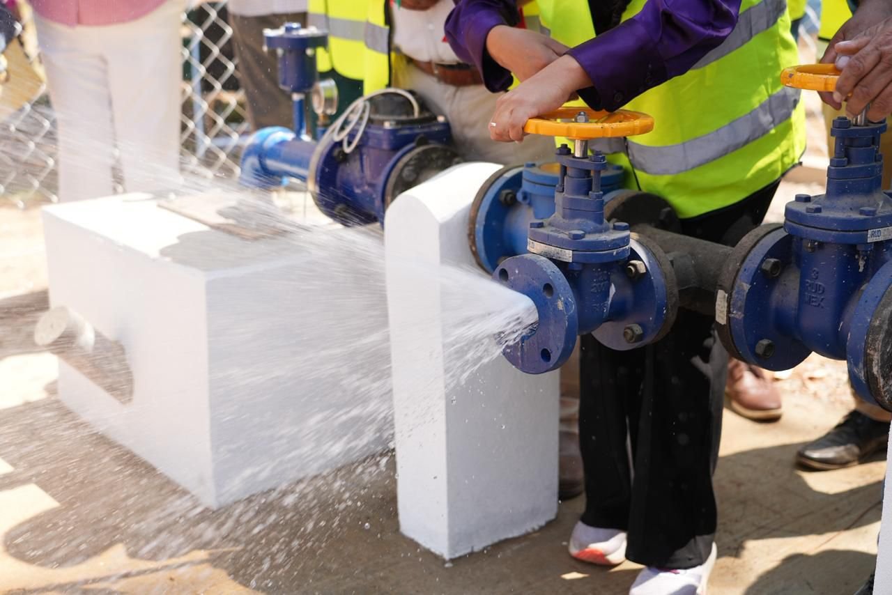 𝗔𝗴𝘂𝗮 𝗾𝘂𝗲 𝘀𝗶́ 𝗹𝗹𝗲𝗴𝗮 𝗮 𝗹𝗮𝘀 𝗰𝗮𝘀𝗮𝘀: 𝗼𝗽𝗲𝗿𝗮 𝗻𝘂𝗲𝘃𝗼 𝗽𝗼𝘇𝗼 𝗲𝗻 𝗦𝗮𝗻 𝗜𝘀𝗶𝗱𝗿𝗼 𝗠𝗼𝗻𝗷𝗮𝘀