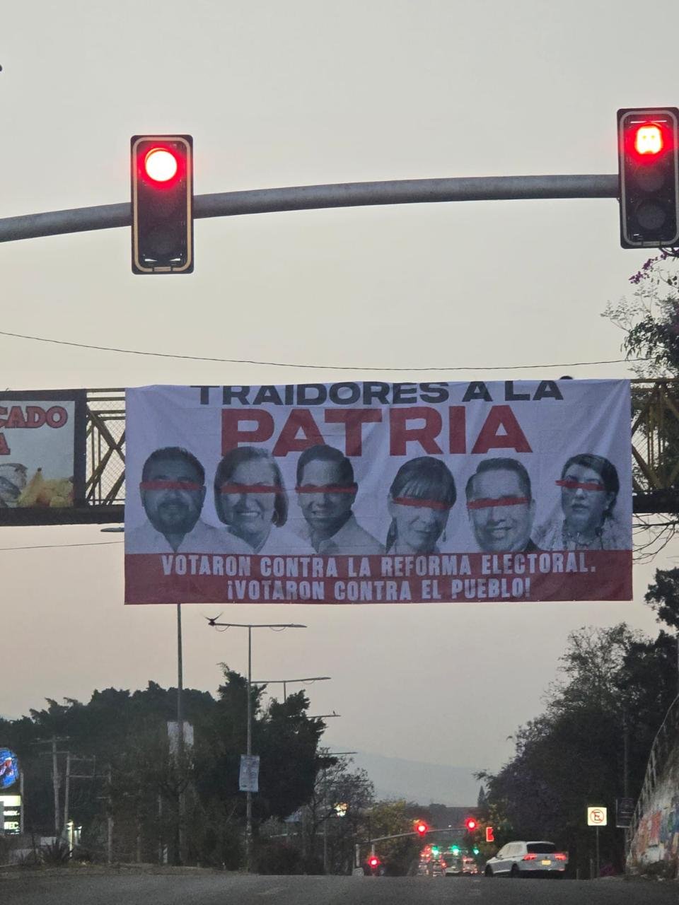 𝗖𝘂𝗲𝗹𝗴𝗮𝗻 𝗹𝗼𝗻𝗮 𝗲𝗻 𝗢𝗮𝘅𝗮𝗰𝗮 𝘆 𝘀𝗲𝗻̃𝗮𝗹𝗮𝗻 𝗮 𝗱𝗶𝗽𝘂𝘁𝗮𝗱𝗼𝘀 𝗰𝗼𝗺𝗼 “𝘁𝗿𝗮𝗶𝗱𝗼𝗿𝗲𝘀 𝗮 𝗹𝗮 𝗽𝗮𝘁𝗿𝗶𝗮” 𝘁𝗿𝗮𝘀 𝘃𝗼𝘁𝗮𝗰𝗶𝗼́𝗻 𝗱𝗲 𝗿𝗲𝗳𝗼𝗿𝗺𝗮 𝗲𝗹𝗲𝗰𝘁𝗼𝗿𝗮𝗹