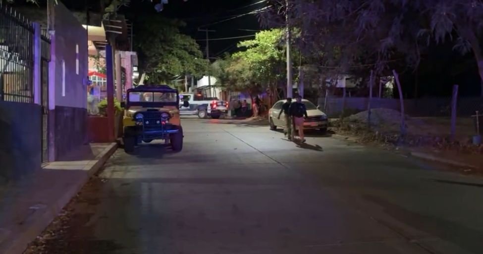 𝗩𝗶𝗼𝗹𝗲𝗻𝗰𝗶𝗮 𝗲𝗻 𝗝𝘂𝗰𝗵𝗶𝘁𝗮́𝗻: 𝗮𝘀𝗲𝘀𝗶𝗻𝗮𝗻 𝗮 𝘂𝗻𝗮 𝗺𝘂𝗷𝗲𝗿 𝗳𝗿𝗲𝗻𝘁𝗲 𝗮 𝘀𝘂 𝗰𝗮𝘀𝗮