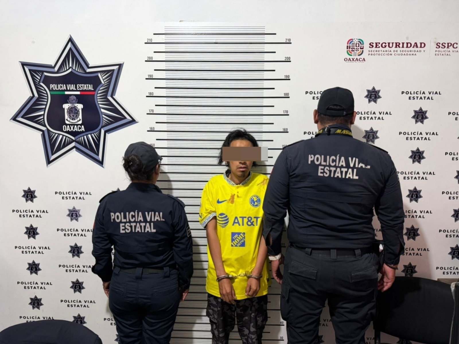 𝗔𝗴𝗿𝗲𝘀𝗶ó𝗻 𝗲𝗻 𝘂𝗻 𝗕𝗶𝗻𝗻𝗶𝗕𝘂𝘀: 𝗽𝗼𝗹𝗶́𝗰𝗶𝗮 𝘃𝗶𝗮𝗹 𝗱𝗲𝘁𝗶𝗲𝗻𝗲 𝗮 𝗺𝘂𝗷𝗲𝗿 𝗽𝗼𝗿 𝗮𝗯𝘂𝘀𝗼 𝘀𝗲𝘅𝘂𝗮𝗹 𝗰𝗼𝗻𝘁𝗿𝗮 𝘂𝗻𝗮 𝗮𝗱𝗼𝗹𝗲𝘀𝗰𝗲𝗻𝘁𝗲 𝗱𝗲 𝟭𝟰 𝗮ñ𝗼𝘀