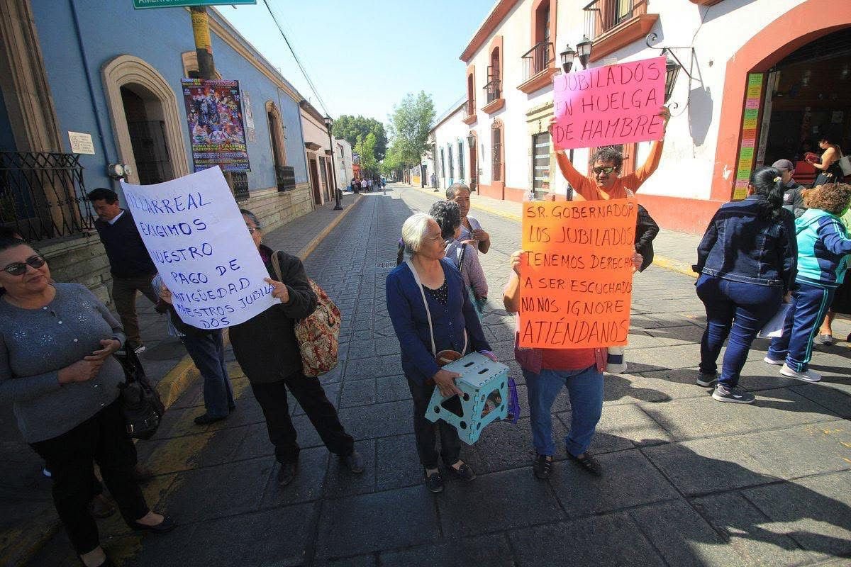 𝗝𝘂𝗯𝗶𝗹𝗮𝗱𝗼𝘀 𝗱𝗲 𝗹𝗮 𝗦𝗲𝗰𝗰𝗶𝗼́𝗻 𝟮𝟮 𝗰𝗶𝗲𝗿𝗿𝗮𝗻 𝗰𝗲𝗻𝘁𝗿𝗼 𝗱𝗲 𝗢𝗮𝘅𝗮𝗰𝗮: 𝗲𝘅𝗶𝗴𝗲𝗻 𝗽𝗮𝗴𝗼𝘀 𝗽𝗲𝗻𝗱𝗶𝗲𝗻𝘁𝗲𝘀