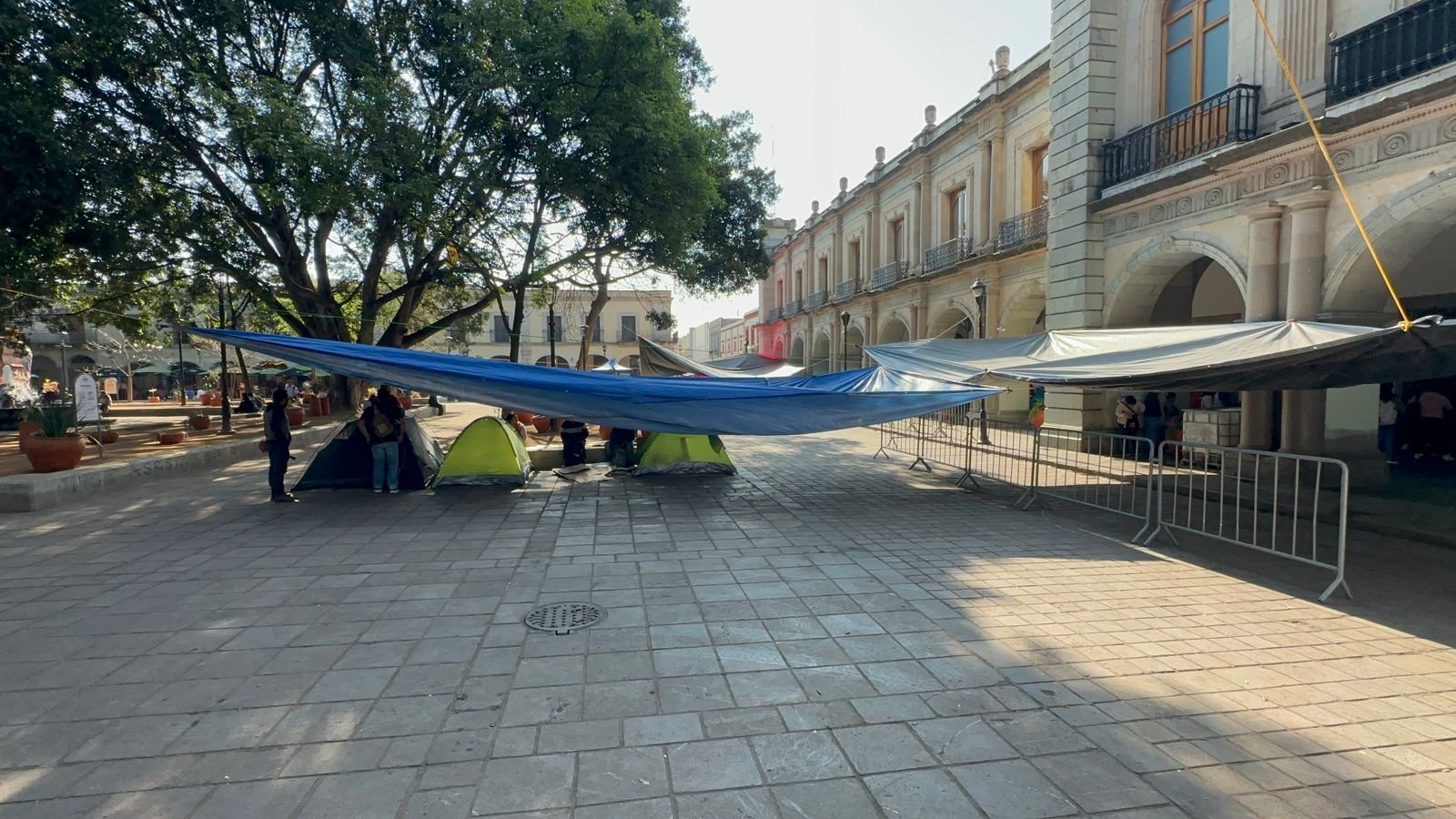 𝗣𝗹𝗮𝗻𝘁𝗼́𝗻 𝗺𝗮𝗴𝗶𝘀𝘁𝗲𝗿𝗶𝗮𝗹 𝘁𝗼𝗺𝗮 𝗲𝗹 𝗭𝗼́𝗰𝗮𝗹𝗼: 𝗶𝗻𝗶𝗰𝗶𝗮𝗻 𝗽𝗮𝗿𝗼 𝗱𝗲 𝟳𝟮 𝗵𝗼𝗿𝗮𝘀 𝗲𝗻 𝗢𝗮𝘅𝗮𝗰𝗮