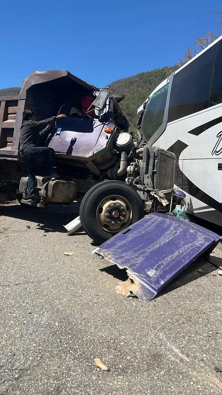 𝗙𝘂𝗲𝗿𝘁𝗲 𝗰𝗵𝗼𝗰𝗼 𝗲𝗻 𝗹𝗮 𝗖𝗼𝗻𝘀𝘁𝗮 𝗱𝗲 𝗢𝗮𝘅𝗮𝗰𝗮: 𝘃𝗼𝗹𝘁𝗲𝗼 𝘆 𝗮𝘂𝘁𝗼𝗯ú𝘀 𝗲𝗻 𝗰𝗵𝗼𝗰𝗼 𝗳𝗿𝗼𝗻𝘁𝗮𝗹