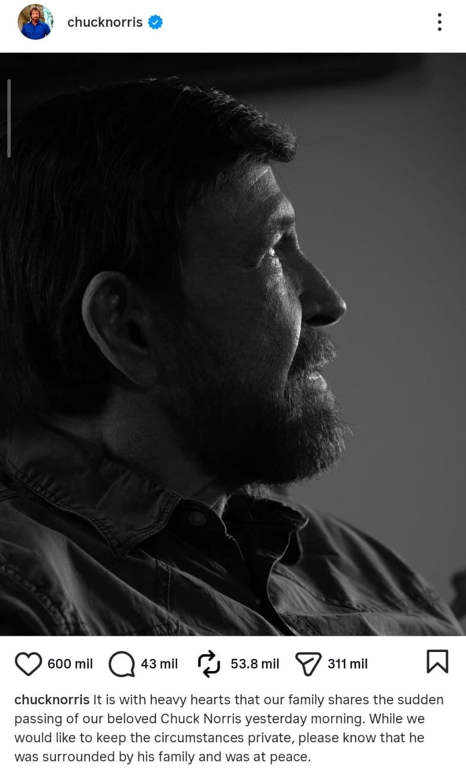 𝗠𝘂𝗲𝗿𝗲 Chuck Norris; 𝘀𝘂 𝗳𝗮𝗺𝗶𝗹𝗶𝗮 𝗰𝗼𝗻𝗳𝗶𝗿𝗺𝗮 𝗲𝗹 𝗳𝗮𝗹𝗹𝗲𝗰𝗶𝗺𝗶𝗲𝗻𝘁𝗼