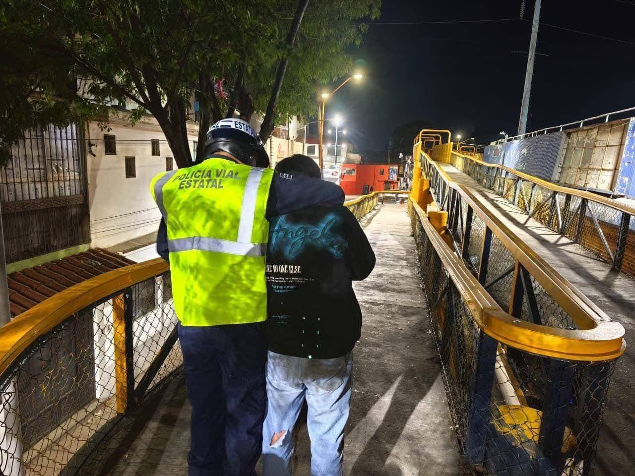 Rescatan a un joven que pretendía lanzarse del puente del DIF 