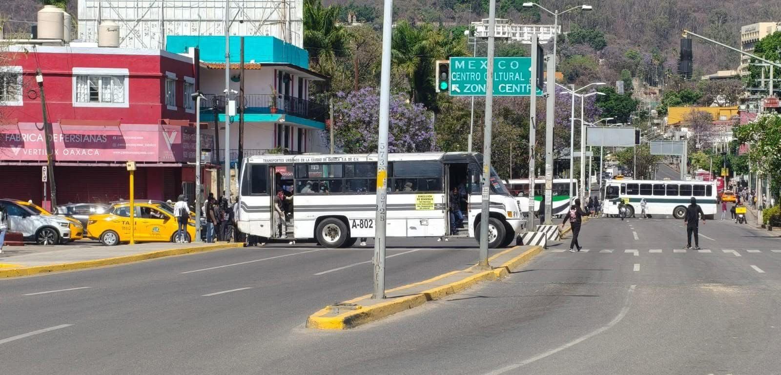 𝗗𝗼𝘀 𝗯𝗹𝗼𝗾𝘂𝗲𝗼𝘀 𝗮𝘁𝗼𝗿𝗮𝗻 𝗹𝗮 𝗰𝗶𝘂𝗱𝗮𝗱: 𝗻𝗼𝗿𝗺𝗮𝗹𝗶𝘀𝘁𝗮𝘀 𝘆 𝗦𝗧𝗘𝗨𝗔𝗕𝗝𝗢 𝗰𝗶𝗲𝗿𝗿𝗮𝗻 𝗽𝗮𝘀𝗼