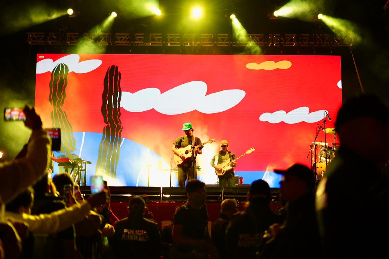 𝗖𝗮𝗹𝗼𝗻𝗰𝗵𝗼 𝗹𝗹𝗲𝗻𝗮 𝗹𝗮 𝗣𝗹𝗮𝘇𝗮 𝗱𝗲 𝗹𝗮 𝗗𝗮𝗻𝘇𝗮: 𝗺𝘂́𝘀𝗶𝗰𝗮, 𝗯𝗮𝗶𝗹𝗲 𝘆 𝘂𝗻𝗮 𝗻𝗼𝗰𝗵𝗲 𝘀𝗶𝗻 𝗶𝗻𝗰𝗶𝗱𝗲𝗻𝘁𝗲𝘀