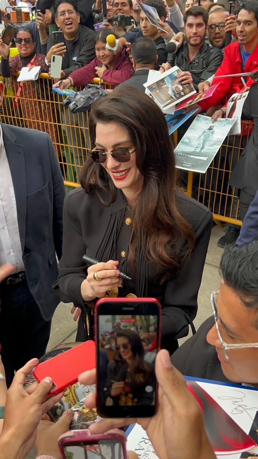 𝗔𝗻𝗻𝗲 𝗛𝗮𝘁𝗵𝗮𝘄𝗮𝘆 𝘆 𝗠𝗲𝗿𝘆𝗹 𝗦𝘁𝗿𝗲𝗲𝗽 𝗹𝗹𝗲𝗴𝗮𝗻 𝗮 𝗠𝗲́𝘅𝗶𝗰𝗼 𝗰𝗼𝗻 𝗲𝗹 𝗿𝗲𝗴𝗿𝗲𝘀𝗼 𝗱𝗲 “𝗘𝗹 𝗱𝗶𝗮𝗯𝗹𝗼 𝘃𝗶𝘀𝘁𝗲 𝗮 𝗹𝗮 𝗺𝗼𝗱𝗮”