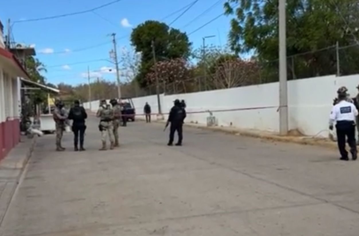 𝗔𝗰𝗿𝗶𝗯𝗶𝗹𝗹𝗮𝗻 𝗮 𝘂𝗻 𝗵𝗼𝗺𝗯𝗿𝗲 𝗲𝗻 𝗯𝗮𝗿 𝗱𝗲 𝗧𝗲𝗵𝘂𝗮𝗻𝘁𝗲𝗽𝗲𝗰.