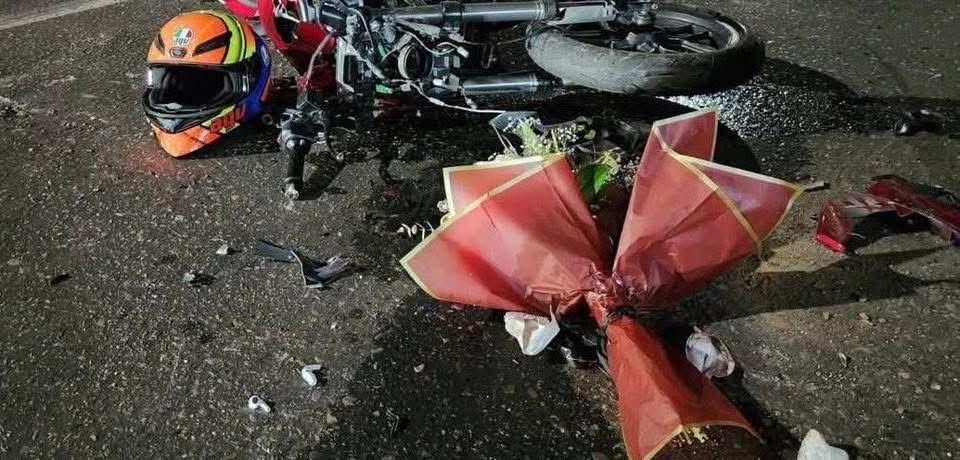 𝗨𝗻 𝗷𝗼𝘃𝗲𝗻 𝘀𝗮𝗹𝗶ó 𝗰𝗼𝗻 𝗳𝗹𝗼𝗿𝗲𝘀 𝘆 𝗺𝘂𝗲𝗿𝗲 𝘁𝗿𝗮𝘀 𝗰𝗵𝗼𝗰𝗮𝗿 𝗰𝗼𝗻 𝘂𝗻 𝘃𝗼𝗹𝘁𝗲𝗼