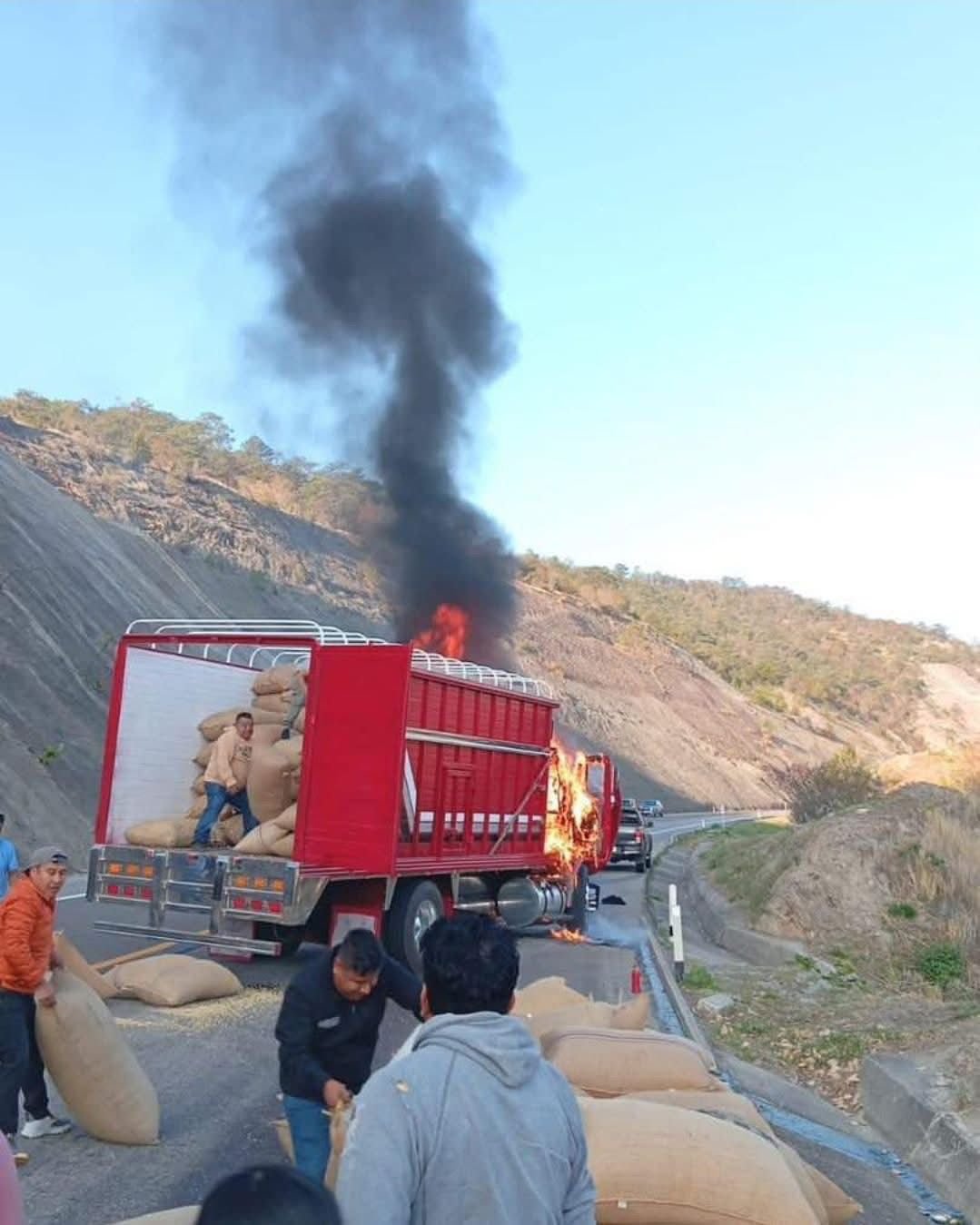 𝗖𝗮𝗺𝗶ó𝗻 𝗰𝗮𝗿𝗴𝗮𝗱𝗼 𝗱𝗲 𝗺𝗮í𝘇 𝗮𝗿𝗱𝗲 𝗲𝗻 𝗹𝗮 𝗠𝗶𝘁𝗹𝗮–𝗧𝗲𝗵𝘂𝗮𝗻𝘁𝗲𝗽𝗲𝗰; 𝗰𝗶𝗲𝗿𝗿𝗮𝗻 𝗲𝗹 𝗽𝗮𝘀𝗼 