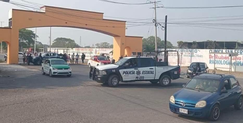 𝗣𝗼𝗹𝗶𝗰í𝗮𝘀 𝗰𝗶𝗲𝗿𝗿𝗮𝗻 𝗮𝗰𝗰𝗲𝘀𝗼𝘀 𝗲𝗻 𝗘𝗹 𝗘𝘀𝗽𝗶𝗻𝗮𝗹: 𝗽𝗿𝗼𝘁𝗲𝘀𝘁𝗮 𝗽𝗼𝗿 𝗳𝗮𝗹𝘁𝗮 𝗱𝗲 𝗽𝗮𝗴𝗼𝘀