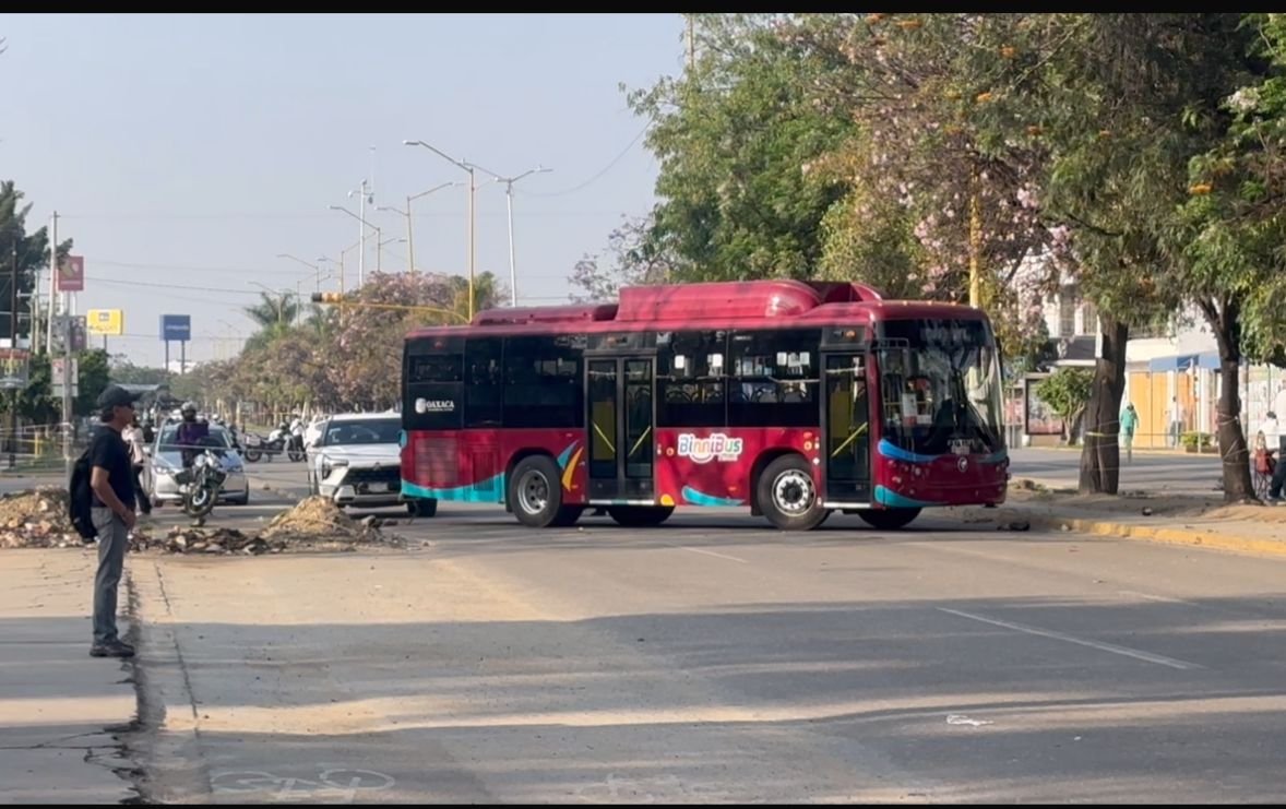 𝗧𝗲𝗿𝗰𝗲𝗿 𝗱í𝗮 𝗱𝗲 𝗯𝗹𝗼𝗾𝘂𝗲𝗼: 𝗣𝗔𝗔𝗘 𝗰𝗶𝗲𝗿𝗿𝗮𝗻 𝗔𝘃𝗲𝗻𝗶𝗱𝗮 𝗨𝗻𝗶𝘃𝗲𝗿𝘀𝗶𝗱𝗮𝗱 𝘀𝗶𝗻 𝗮𝗰𝘂𝗲𝗿𝗱𝗼𝘀