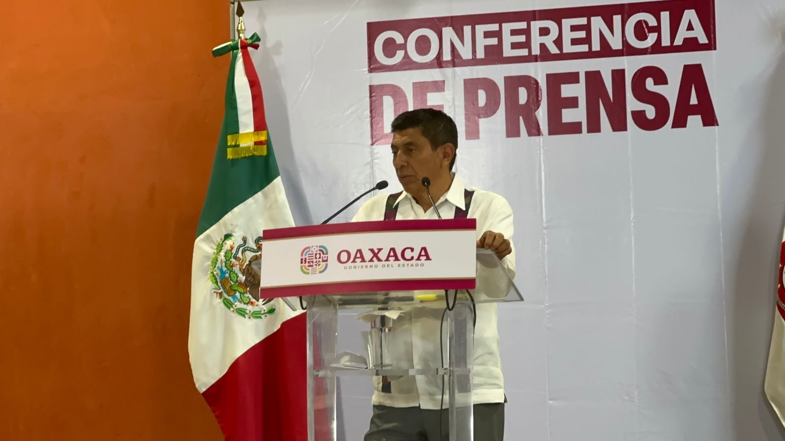 𝗠𝗮𝗿𝗰𝗵𝗮 𝗮𝗻𝘂𝗻𝗰𝗶𝗮𝗱𝗮 𝘆 𝘃𝗲𝗿𝘀𝗶𝗼𝗻𝗲𝘀 𝗲𝗻𝗰𝗼𝗻𝘁𝗿𝗮𝗱𝗮𝘀: 𝗯𝘂𝗿ócr𝗮𝘁𝗮𝘀 𝘀𝗮𝗹𝗱𝗿á𝗻 𝗮 𝗹𝗮𝘀 𝗰𝗮𝗹𝗹𝗲𝘀 𝗲𝗻 𝗢𝗮𝘅𝗮𝗰𝗮