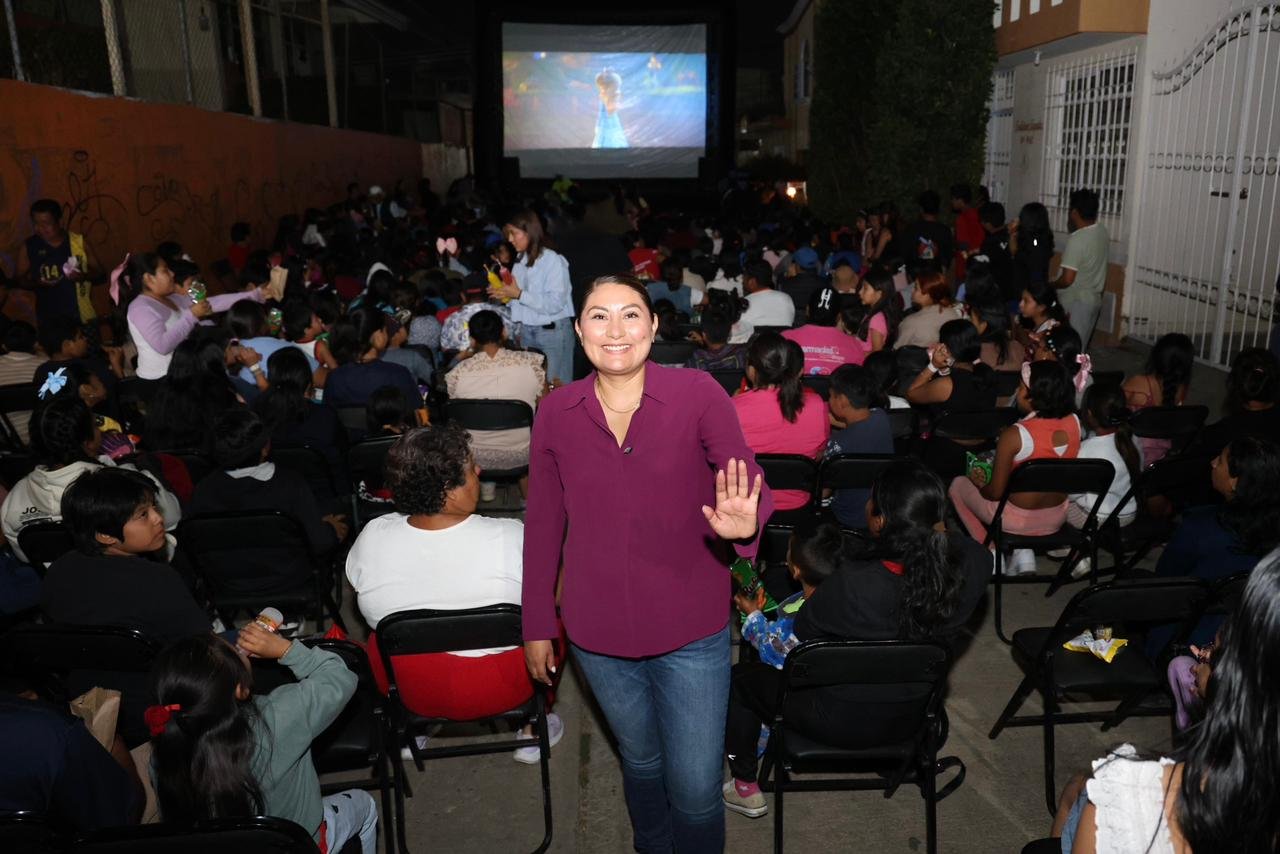 𝗨𝗻𝗮 𝘁𝗮𝗿𝗱𝗲 𝗱𝗲 𝗰𝗶𝗻𝗲 𝗿𝗲ú𝗻𝗲 𝗮 𝗳𝗮𝗺𝗶𝗹𝗶𝗮𝘀 𝗲𝗻 𝗔𝗾𝘂𝗶𝗹𝗲𝘀 𝗦𝗲𝗿𝗱á𝗻