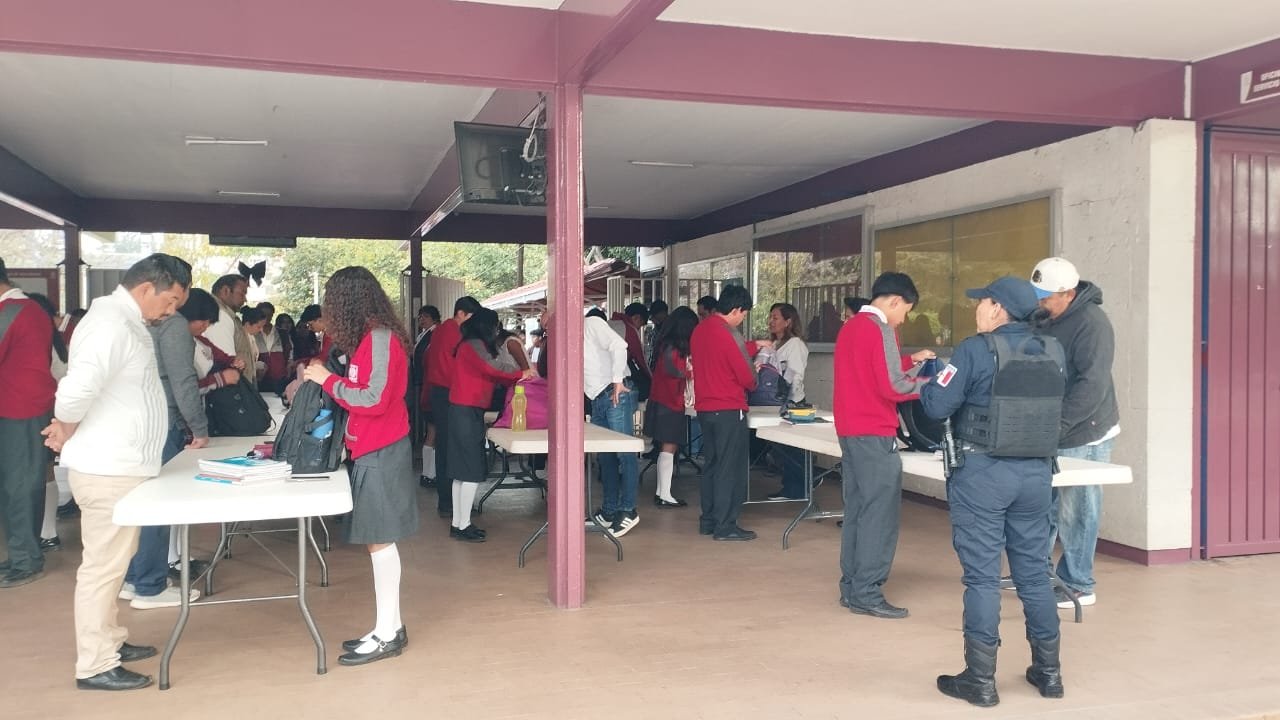 𝗙𝗮𝗹𝘀𝗮𝘀 𝗮𝗺𝗲𝗻𝗮𝘇𝗮𝘀 𝗲𝗻 𝗲𝘀𝗰𝘂𝗲𝗹𝗮𝘀 𝗲𝗻𝗰𝗶𝗲𝗻𝗱𝗲𝗻 𝗮𝗹𝗲𝗿𝘁𝗮 𝘆 el Gobierno del Estado de Oaxaca 𝗹𝗹𝗮𝗺𝗮 𝗮 𝗻𝗼 𝗰𝗮𝗲𝗿 𝗲𝗻 𝗽á𝗻𝗶𝗰𝗼.